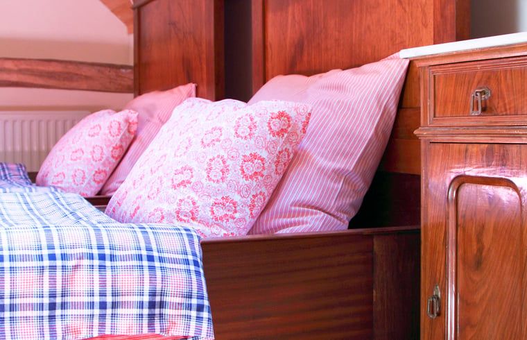 Gemuetliches Schlafzimmer im Ferienhaus in Balgoij, Rijk van Nijmegen, Gelderland mit Holzinterieur und bequemen Betten.