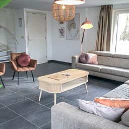 Gemuetliches Wohnzimmer im Unique 10 pers. Farm Lodge De Vuurtoren in 'Hoeve Vianen', Ferienhaus in De Cocksdorp, Texel, mit moderner Einrichtung.