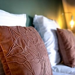 Gemuetliches Schlafzimmer im Unique 10 pers. Farm Lodge De Slufter in 'Hoeve Vianen', De Cocksdorp, Texel, mit weichen Kissen.