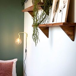 Schlafzimmer Dekoration in Unique 10 pers. Farm Lodge De Slufter in 'Hoeve Vianen', De Cocksdorp, Texel, mit Pflanzen und Kunst.