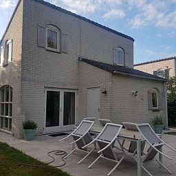 Ruim terras bij Bungalow 543, De Cocksdorp, Texel. Perfect voor buiten dineren en genieten van de rust van de Waddeneilanden.