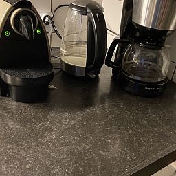 Kitchen facilities in Krim 661 with Sauna, Stuha, and BBQ, a bungalow in De Cocksdorp, Texel, with coffee maker and kettle.