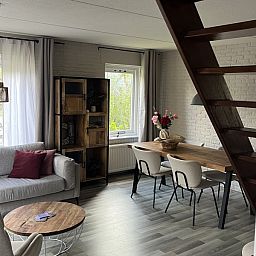 Stijlvolle woonkamer van TXL Huisje 299 in De Cocksdorp, Texel. Comfortabel vakantiehuis met moderne inrichting en veel natuurlijk licht.