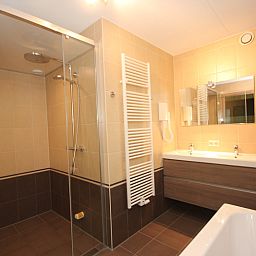 Luxury bathroom in Villa De Witte Hoek 138 conservatory, De Cocksdorp Texel, vacation home with modern shower and double sink.