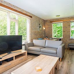 Gemuetliches Wohnzimmer von Bungalow De Witte Hoek 5 pers. 142 in De Cocksdorp Texel, mit Blick ins Gruene.