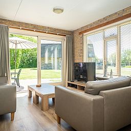 Helle Sitzecke im Bungalow De Witte Hoek 5 pers. 142, mit Zugang zum Garten in De Cocksdorp Texel.