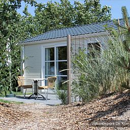 Comfortabele zithoek in Luxe 2 persoons Hotelchalet, De Cocksdorp, Texel, voor ultieme ontspanning.