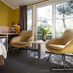 Zonnig terras bij Luxe 2 persoons Hotelchalet in De Cocksdorp, Texel, ideaal voor een ontbijt buiten.