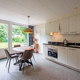 Moderne keuken in Vakantiehuis Slufterhoek 150, De Cocksdorp Texel.