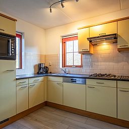 Gemuetliche Kueche in Roggeslootweg Nr. 656, Ferienhaus in De Cocksdorp, Texel, mit moderner Ausstattung und viel Tageslicht.