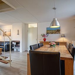 Moderne Kueche im Ferienhaus Roggeslootweg Nr. 656, De Cocksdorp, Texel. Ausgestattet mit allem Komfort fuer einen angenehmen Aufenthalt auf den Watteninseln.