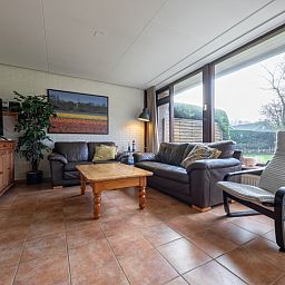 Gezellige woonkamer van Vakantiehuis Slufterhoek 100 in De Cocksdorp, Texel met comfortabele banken.
