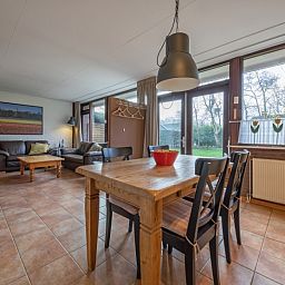 Eethoek in Vakantiehuis Slufterhoek 100, De Cocksdorp, Texel met uitzicht op de tuin.