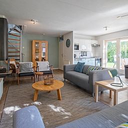 Gezellige woonkamer in Villapark Residentie Texel nr. 794, vakantiehuis in De Cocksdorp, Texel met moderne inrichting en uitzicht op de tuin.