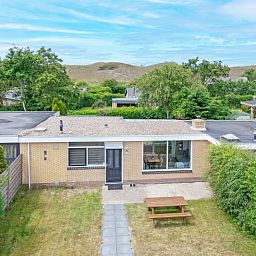View of the green surroundings of Bungalow Duin aan Zee Texel in Bungalowpark Tamarisk, De Cocksdorp.