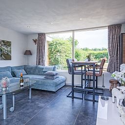 Cozy living room in Bungalow Duin aan Zee Texel, Bungalowpark Tamarisk, De Cocksdorp with lots of natural light.