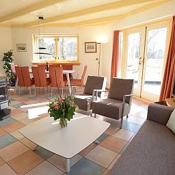 Innenraum des Ferienhauses Velduil in De Cocksdorp Texel mit grossem Wohnzimmer und Essbereich.