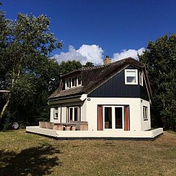 Velduil Ferienhaus in De Cocksdorp Texel mit sonniger Terrasse und moderner Architektur.
