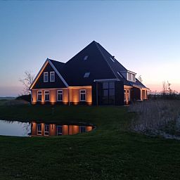 Beleuchteter Abend im Ferienhaus De Muy in De Cocksdorp, Texel, Waddeninseln.