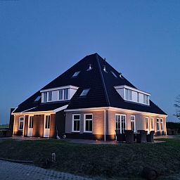 Stimmungsvolle Beleuchtung des Ferienhauses De Muy in De Cocksdorp, Texel.