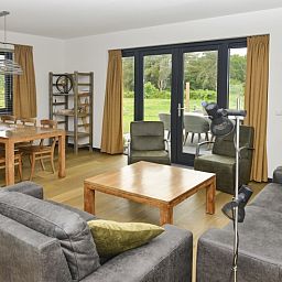 Ruime woonkamer van De Postschipper vakantiewoning in De Cocksdorp, Texel, met comfortabele zithoek.