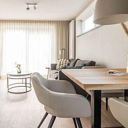 Lichte woonkamer van Type D Kikkertstraat in De Cocksdorp, Texel, vakantiehuis met comfortabele inrichting.