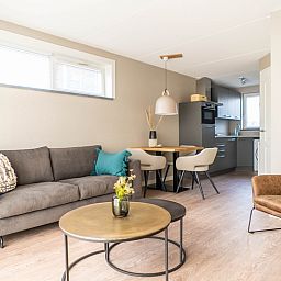 Gezellige zithoek in vakantiehuis Type D Kikkertstraat, De Cocksdorp, Texel met moderne meubels.