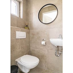 Stijlvolle badkamer van Type D Kikkertstraat, vakantiehuis in De Cocksdorp, Texel met moderne voorzieningen.