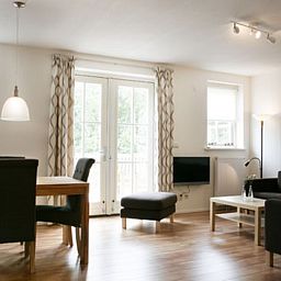 Lichte woonkamer van Type 8 - 2108 vakantiehuis in De Cocksdorp, Texel, met moderne inrichting.