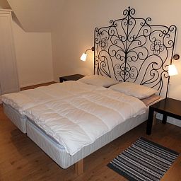 Sfeervolle slaapkamer met tweepersoonsbed in Type 8 - 2108 vakantiehuis, De Cocksdorp, Texel.