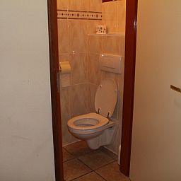 Modern bathroom in Duin-/vuurtorenzicht detached vacation home in De Cocksdorp, Texel with toilet and tiled wall.