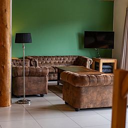 Gezellige woonkamer in Vakantiehuis Paal 86, De Cocksdorp, Texel met comfortabele banken.