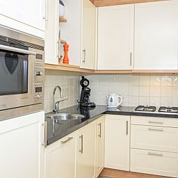 Moderne keuken in Vakantiehuis Slufterduin 076, De Cocksdorp, Texel. Compleet uitgerust voor een comfortabel verblijf op de Waddeneilanden.