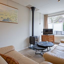 Lichte zithoek in Vakantiehuis Slufterhoek 118, De Cocksdorp, Texel, met uitzicht op de tuin.