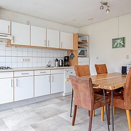 Volledig uitgeruste keuken in Vakantiehuis Slufterhoek 118 in De Cocksdorp, Texel, met moderne apparatuur.