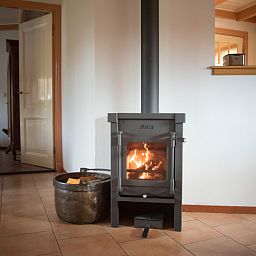 Houtkachel in De Velduil vakantiehuis, De Cocksdorp, Texel voor warme avonden.