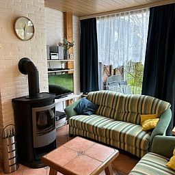 Lichte woonkamer van Vakantiehuis Slufterhoek 128 in De Cocksdorp, Texel met grote ramen.