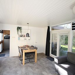 Eetruimte van Bungalow Tamarisk 164 - Bartje in De Cocksdorp, Texel met uitzicht op de tuin.