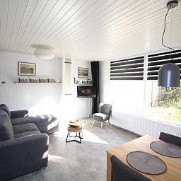 Stijlvolle woonkamer van Bungalow Tamarisk 164 - Bartje, De Cocksdorp, Texel met veel lichtinval.