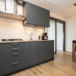 Moderne keuken in Vakantiehuis 34A, De Cocksdorp, Texel met alle gemakken voorzien.
