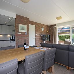 Eetkamer en keuken in Bungalow De Witte Hoek 6 Pers. in De Cocksdorp, Texel, ideaal voor familieverblijven.