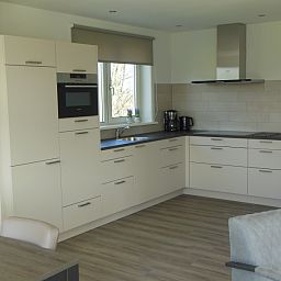 Moderne keuken in Zevenbergen Texel - Bungalow Zevenbergen, ideaal voor culinaire liefhebbers.