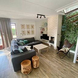 Gezellige woonkamer van Vakantiehuis D 491 in De Cocksdorp, Texel, met comfortabele zithoek en moderne inrichting.