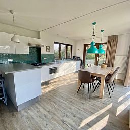Moderne keuken en eetruimte in Vakantiehuis D 491, De Cocksdorp, Texel. Geniet van comfort en stijl op de Waddeneilanden.