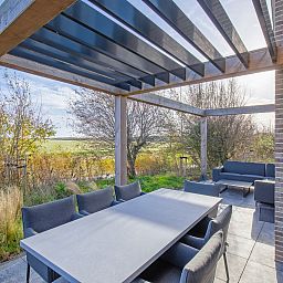 Veranda des freistehenden Hauses in De Cocksdorp, Texel mit Blick auf die Natur der Watteninseln.
