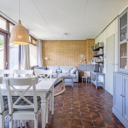 Eethoek en woonkamer in Vakantiehuis Slufterhoek 088, De Cocksdorp, Texel.