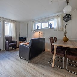 Helles, modern eingerichtetes Esszimmer im Ferienhaus Kikkertstraat 60, De Cocksdorp, Texel.