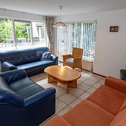 Heller Sitzbereich im Ferienhaus Slufterduin 098, De Cocksdorp, Texel mit Gartenblick.