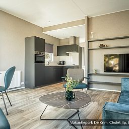 Stylish living room of Chalet type Texel de Luxe in De Cocksdorp, Texel with modern kitchen.
