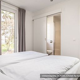 Family meal in Chalet type Texel de Luxe in De Cocksdorp, Texel with cozy interior.